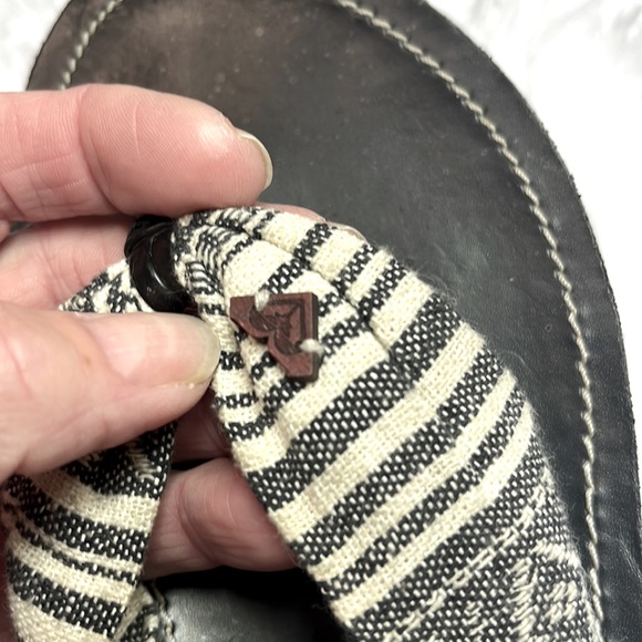 Like new Roxy black and tan flip flops!  Size 8.  Unique design never seen! - Picture 3 of 5